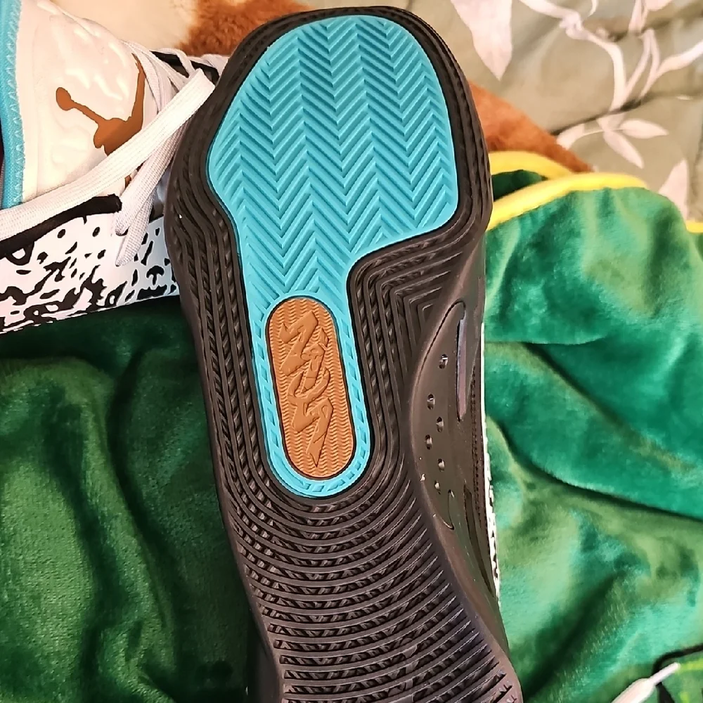 Jordan's Zion 3 Size 15, Runs Narrow - Picture 5 of 8